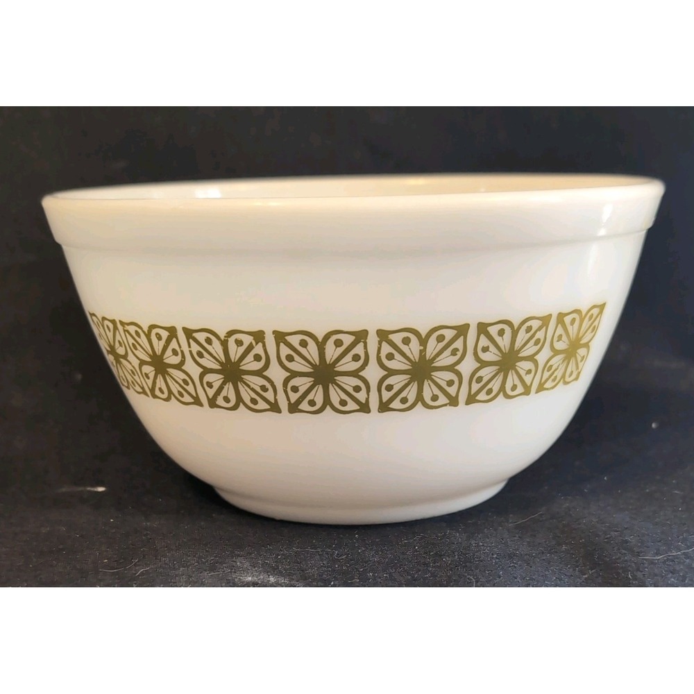 Vintage Pyrex White Green Verde Square Flowers #402 1 1/2 Quart.